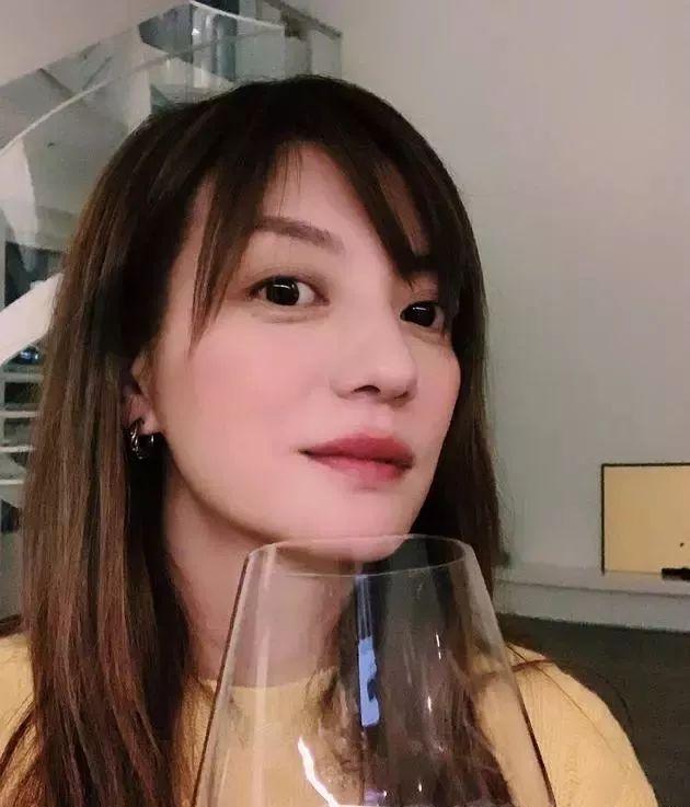 赵薇元宵晒美照,脸瘦到还没红酒杯大,当我看到桌上食物似乎懂了
