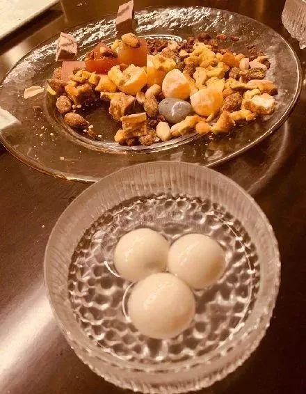 赵薇元宵晒美照,脸瘦到还没红酒杯大,当我看到桌上食物似乎懂了