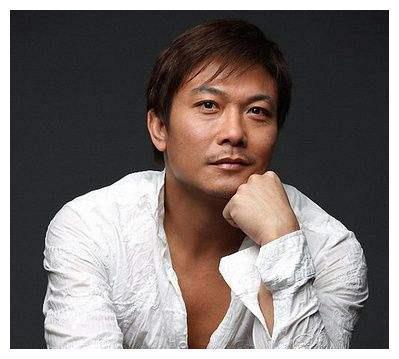 他曾红过李连杰,后因在超市偷拍女孩裙底被抓,婚后绯闻不断!
