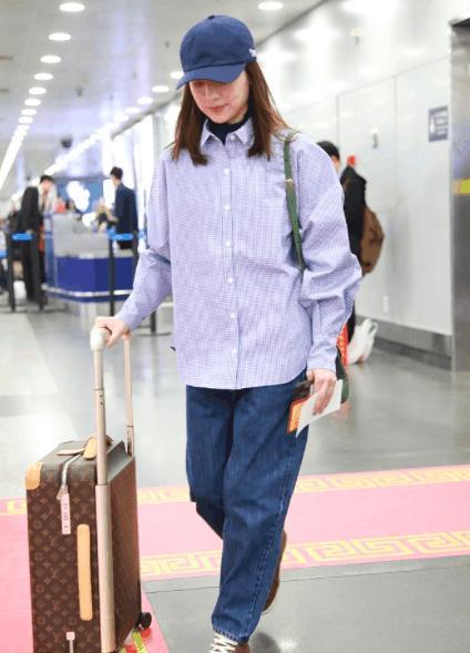董洁素颜现身机场被赞甜美清纯,网友:难怪潘粤明追的这么疯狂