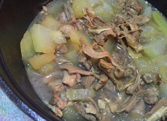 它是“伞把菇”,只在农村才有,卖百元一斤,做菜煮汤味道贼好吃