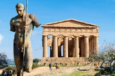 ​为什么古希腊雕塑都裸体?