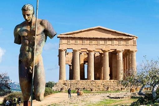 为什么古希腊雕塑都裸体?