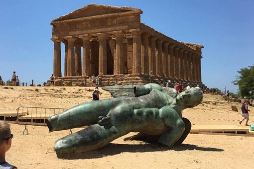 为什么古希腊雕塑都裸体?