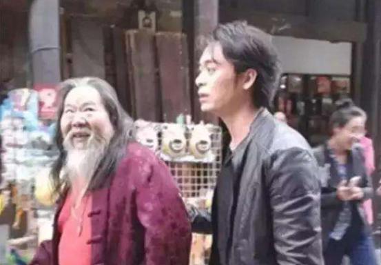 成龙的师父和李小龙是好友，是樊少皇的父亲，今76岁风采不减当年