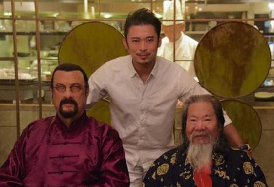 成龙的师父和李小龙是好友，是樊少皇的父亲，今76岁风采不减当年