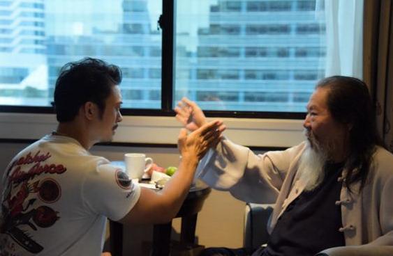 成龙的师父和李小龙是好友，是樊少皇的父亲，今76岁风采不减当年