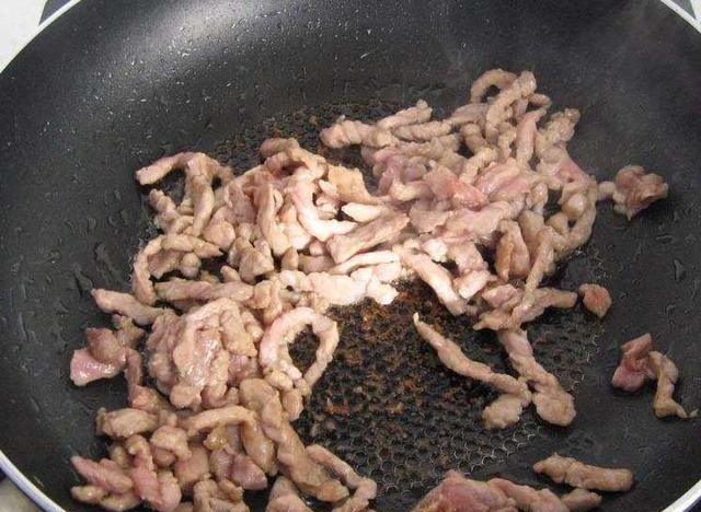 淀粉搅拌肉怎么下锅不粘锅
