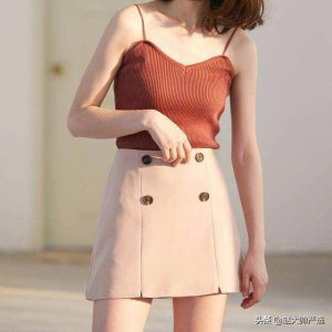 ​超短裙搭配什么上衣好看(小短裙搭配什么样的上衣)