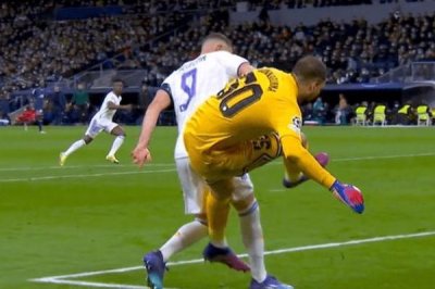 ​巴黎高层赛后围堵裁判警方介入 足球裁判规则及手势