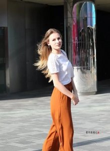 ​街拍：穿坡跟鞋轻松打造修长美腿的姑娘