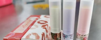 ​涂口红前要把润唇膏擦掉吗