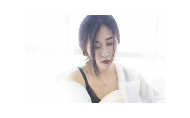 地摊小贩表白丈夫(女孩省钱摆摊送男友)