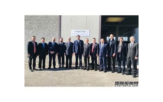  出差回来的那天，我看到了被子上的口红印